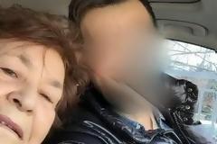 Την αναγνωρίζετε; Μαμά έλληνα τραγουδιστή κάνει selfie με τον γιό της