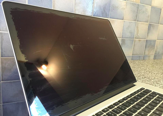 Πρόβλημα στα MacBook Pro με αποκόλλησης της μεμβράνης στην οθόνη - Φωτογραφία 1