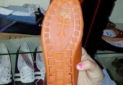 ΠΡΟΣΟΧΗ: Κινέζικα παπούτσια με σταυρό στις σόλες [photos] - Φωτογραφία 1