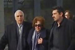 Η μητέρα του Μάριου Παπαγεωργίου στην κηδεία του Γιακουμάκη