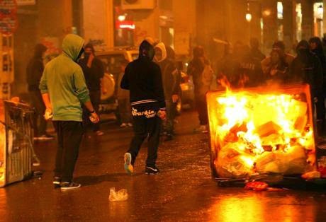 Πορεία αντιεξουσιαστών στο κέντρο της Αθήνας - Φωτιές, οδοφράγματα και ζημιές - Φωτογραφία 1