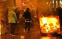 Πορεία αντιεξουσιαστών στο κέντρο της Αθήνας - Φωτιές, οδοφράγματα και ζημιές