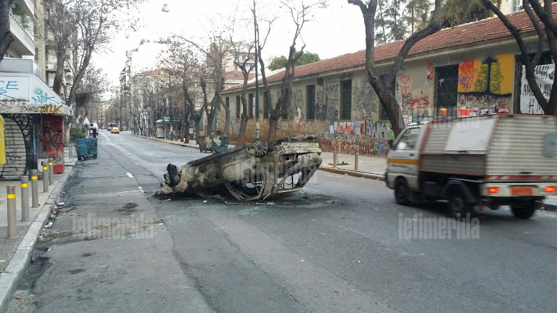 Χάος στο Πολυτεχνείο: Κουκουλοφόροι αναποδογύρισαν αυτοκίνητα, τα πυρπόλησαν και έσπασαν τρόλεϊ [photos] - Φωτογραφία 3