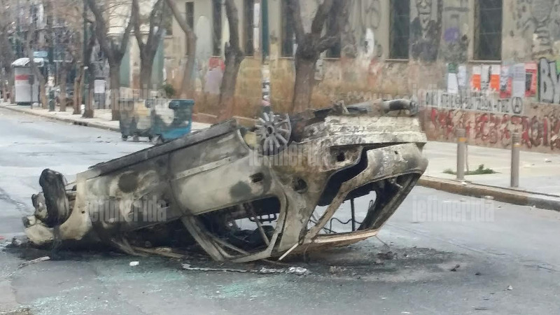 Χάος στο Πολυτεχνείο: Κουκουλοφόροι αναποδογύρισαν αυτοκίνητα, τα πυρπόλησαν και έσπασαν τρόλεϊ [photos] - Φωτογραφία 4