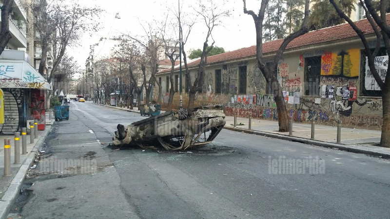 Χάος στο Πολυτεχνείο: Κουκουλοφόροι αναποδογύρισαν αυτοκίνητα, τα πυρπόλησαν και έσπασαν τρόλεϊ [photos] - Φωτογραφία 5