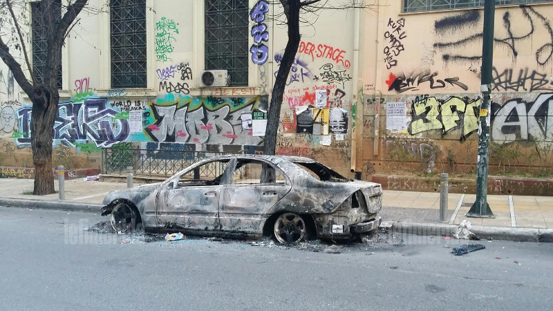 Χάος στο Πολυτεχνείο: Κουκουλοφόροι αναποδογύρισαν αυτοκίνητα, τα πυρπόλησαν και έσπασαν τρόλεϊ [photos] - Φωτογραφία 8