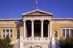 Χάος στο Πολυτεχνείο: Κουκουλοφόροι αναποδογύρισαν αυτοκίνητα, τα πυρπόλησαν και έσπασαν τρόλεϊ [photos]