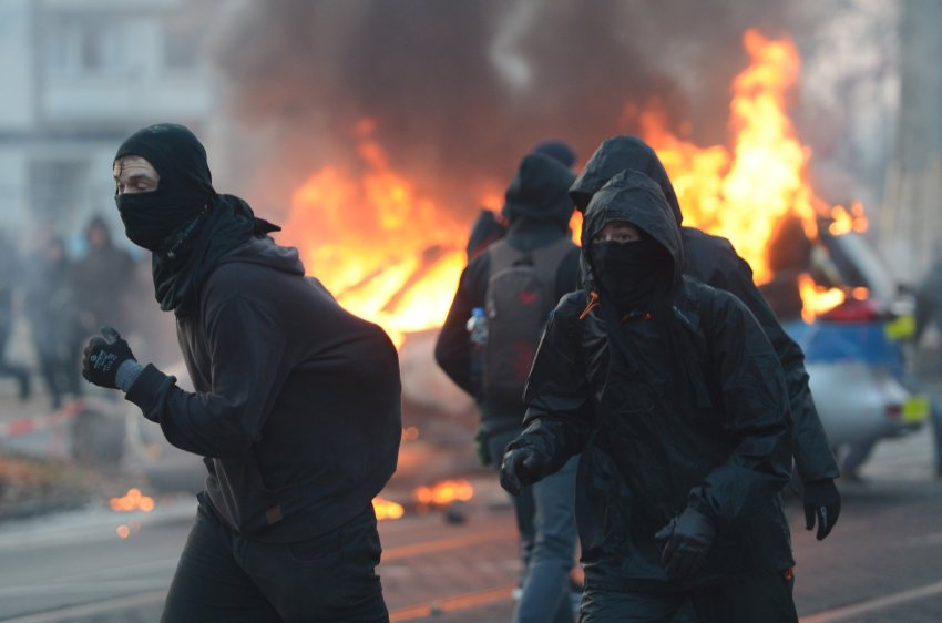 ΤΩΡΑ; Τραυματίες στα επεισόδια στη Φρανκφούρτη! [photos] - Φωτογραφία 6