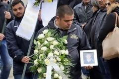ΛΥΓΙΣΑΝ ΟΛΟΙ - Τα κρητικόπαιδα που προκάλεσαν ρίγη συγκίνησης στην κηδεία του Βαγγέλη... [photos]