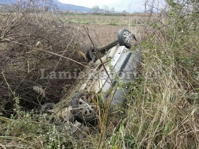 Λαμία: Είχε άγιο γυναίκα οδηγός που έπεσε μέσα σε χαντάκι [photos] - Φωτογραφία 3