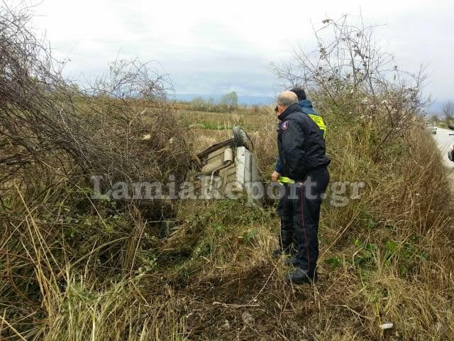 Λαμία: Είχε άγιο γυναίκα οδηγός που έπεσε μέσα σε χαντάκι [photos] - Φωτογραφία 6