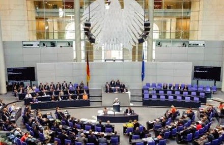 Εμφύλιος στη γερμανική βουλή για την Ελλάδα - Φωτογραφία 1