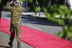 Αυτός είναι ο στρατιωτικός που βρήκε και παρέδωσε 3000 ευρώ... [photos]