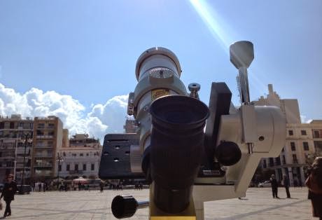 Πάτρα: Σήμερα η έκλειψη ηλίου! - Παρατηρούν το φαινόμενο με τηλεσκόπια στην πλατεία Γεωργίου - ΔΕΙΤΕ LIVE - Φωτογραφία 1