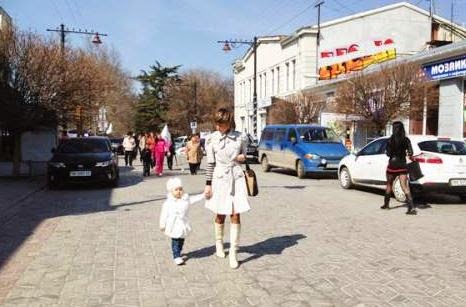 Κριμαία: Οι Ελληνες σηκώνουν ψηλά τη σημαία - Φωτογραφία 1