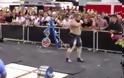 ΔΕΙΤΕ ΤΟ ΒΙΝΤΕΟ: Σήκωσε 462 κιλά και έκανε παγκόσμιο ρεκόρ - Τον εμψύχωνε ο Σβαρτσενέγκερ! [video]