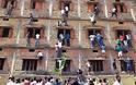 Ινδία: Χειροπέδες σε 300 γονείς-«σπάιντερμαν» που έδιναν σκονάκια στα παιδιά τους - Φωτογραφία 2