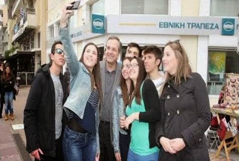 Την ίδια ώρα που ο Τσίπρας δίνει μάχη στο Βερολίνο, ο Σαμαράς βγάζει... selfie! [poto] - Φωτογραφία 2