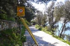 Αψηφούν την απαγόρευση λόγω κατολισθήσεων και κάνουν τον Γύρο της Αρβανιτιάς