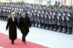 Γιατί ξεκαρδίστηκαν στα γέλια Τσίπρας και Μέρκελ στην τελετή υποδοχής; [photos]