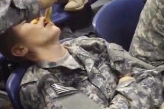 Φάρσες... στα χακί: Τι μπορεί να πάθεις αν σε πάρει ο ύπνος στο στρατό... [video] - Φωτογραφία 1