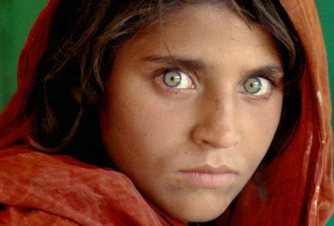 Η ιστορία πίσω από την διασημότερη φωτογραφία του κόσμου - Η εξομολόγηση του φωτογράφου της Μικρής Αφγανής! [photos] - Φωτογραφία 1