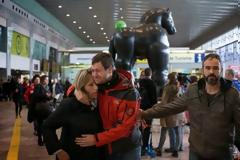 Θρήνος στο αεροδρόμιο - Οι πρώτες εικόνες από τους συντετριμένους φίλους και συγγενείς... [photos]