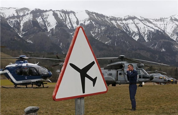 ΔΥΟ ΒΡΕΦΗ ΚΑΙ 16 ΜΑΘΗΤΕΣ ΣΤΟ ΑΕΡΟΠΛΑΝΟ ΤΗΣ GERMANWINGS ΠΟΥ ΣΥΝΕΤΡΙΒΗ - Φωτογραφία 2