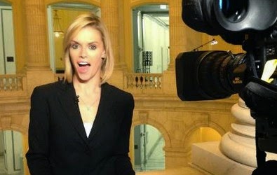 Η όμορφη παρουσιάστρια του Russia Today που παρακαλάει στον «αέρα» τον Βαρουφάκη να πάει στην εκπομπή της! - Φωτογραφία 1