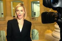 Η όμορφη παρουσιάστρια του Russia Today που παρακαλάει στον «αέρα» τον Βαρουφάκη να πάει στην εκπομπή της!