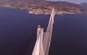 Η γαλανόλευκη κυματίζει στην κορυφή της Γέφυρας Ρίου - Αντιρρίου, για την 25η Μαρτίου