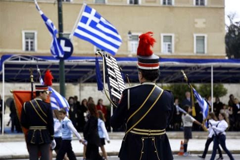 Καρφιά Bloomberg: Οι δαπανηρές παρελάσεις και οι χοροί είναι το τελευταίο, που χρειάζεται η Ελλάδα - Φωτογραφία 1