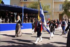 Το είδαμε και αυτό! Αυτή είναι η εντυπωσιακή εμφάνιση του Γιάνη Βαρουφάκη στη παρέλαση στα Χανιά