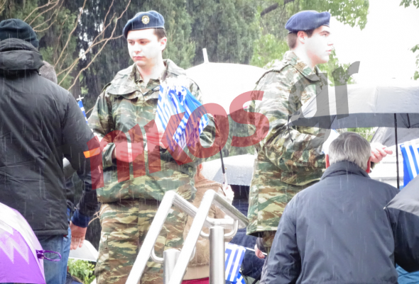 Στρατιώτες μοιράζουν σημαιάκια υπό βροχή – ΦΩΤΟ - Φωτογραφία 1