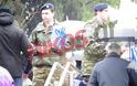 Στρατιώτες μοιράζουν σημαιάκια υπό βροχή – ΦΩΤΟ