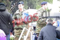 Στρατιώτες μοιράζουν σημαιάκια υπό βροχή – ΦΩΤΟ