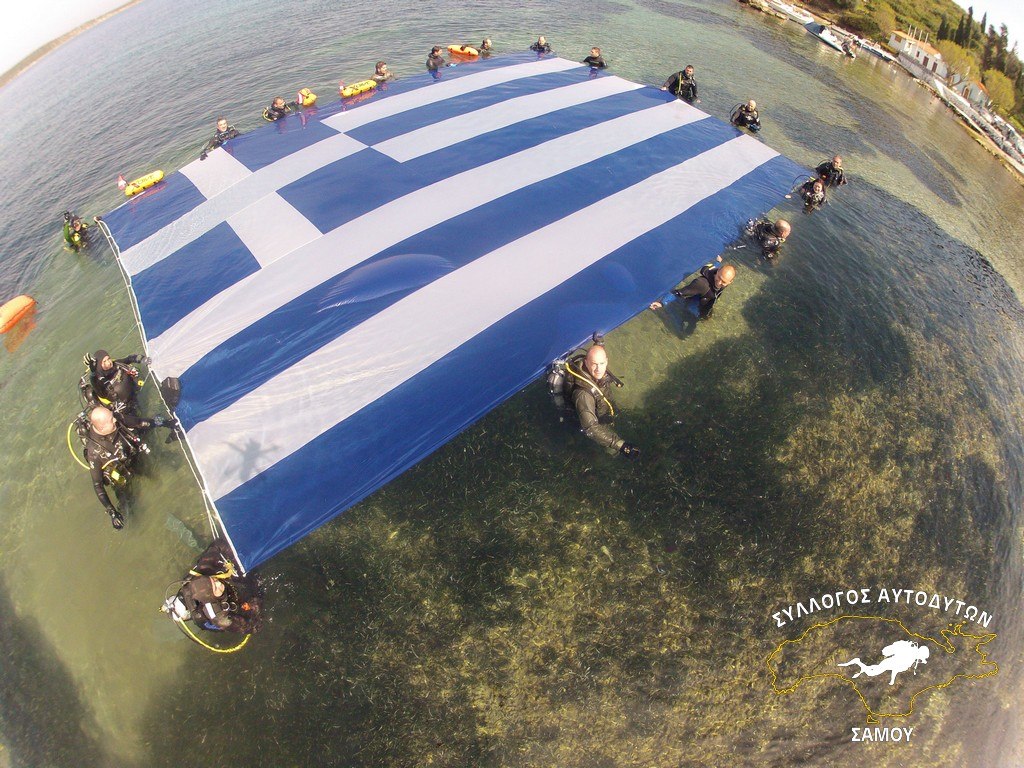 Τεράστια ελληνική σημαία στη Θάλασσα (ΦΩΤΟ - ΒΙΝΤΕΟ) - Φωτογραφία 2