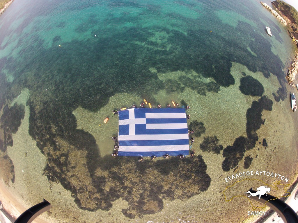Τεράστια ελληνική σημαία στη Θάλασσα (ΦΩΤΟ - ΒΙΝΤΕΟ) - Φωτογραφία 5