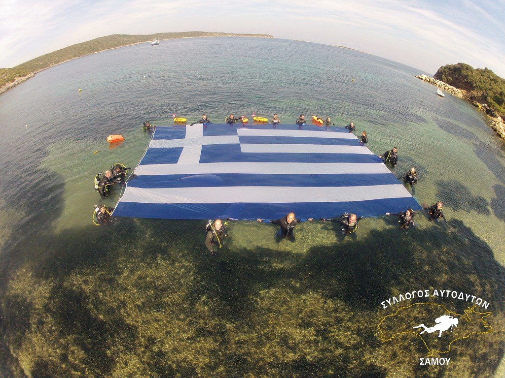 Τεράστια ελληνική σημαία στη Θάλασσα (ΦΩΤΟ - ΒΙΝΤΕΟ) - Φωτογραφία 6