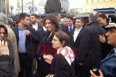 Η παρατήρηση της Κωνσταντοπούλου στον υπάλληλο που απομάκρυνε μια ηλικιωμένη - ΦΩΤΟ
