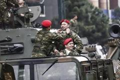 Ο τέως βασιλιάς παρακολούθησε από το μπαλκόνι του την παρέλαση! [photos]