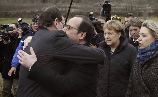 Η συγκινητική αγκαλιά Ολάντ - Ραχόι στις Άλπεις για τα θύματα του αεροπορικού δυστυχήματος - Φωτογραφία 2