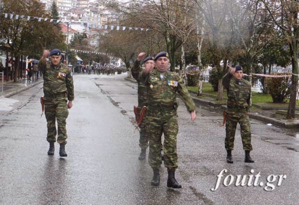 Φωτό από τη στρατιωτική παρέλαση στην Καστοριά - Φωτογραφία 1