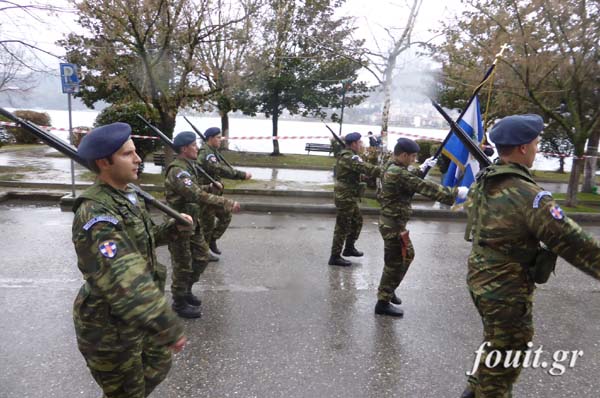 Φωτό από τη στρατιωτική παρέλαση στην Καστοριά - Φωτογραφία 12