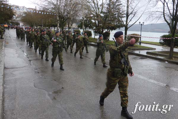 Φωτό από τη στρατιωτική παρέλαση στην Καστοριά - Φωτογραφία 13