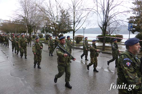 Φωτό από τη στρατιωτική παρέλαση στην Καστοριά - Φωτογραφία 14