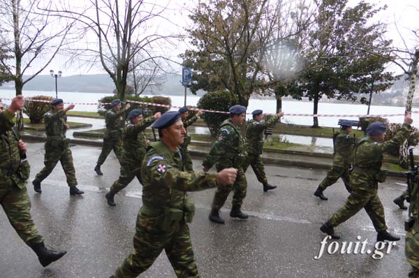 Φωτό από τη στρατιωτική παρέλαση στην Καστοριά - Φωτογραφία 16
