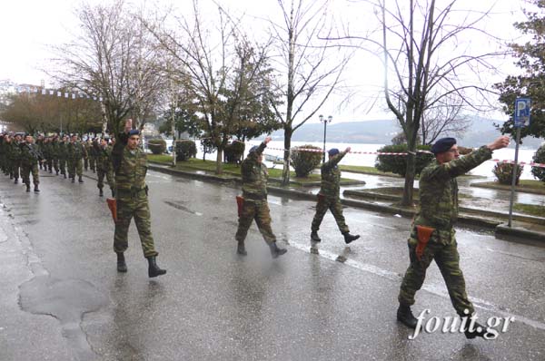 Φωτό από τη στρατιωτική παρέλαση στην Καστοριά - Φωτογραφία 5