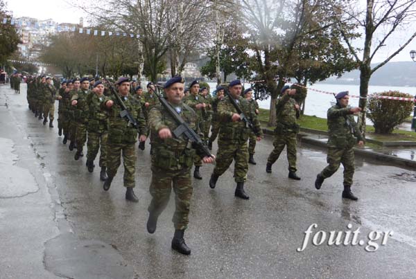 Φωτό από τη στρατιωτική παρέλαση στην Καστοριά - Φωτογραφία 6