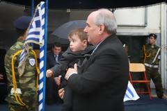 Ο πιτσιρίκος που επέλεξε ο Τέρενς Κουίκ να είναι ο επίσημος μαζί του στη παρέλαση της Λάρισας